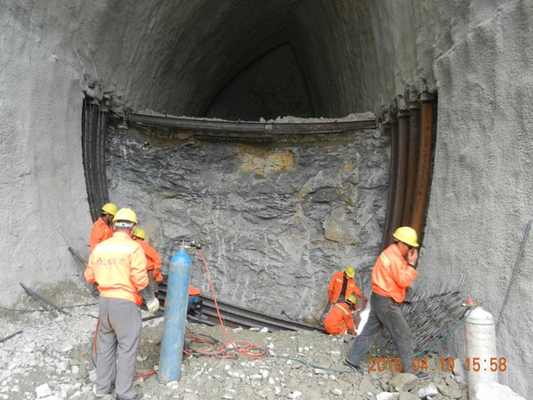 隧道通過特殊地質地段施工時應注意