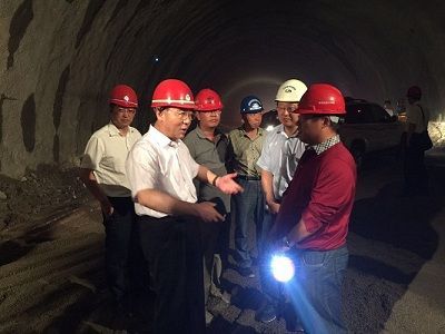 承德市委書(shū)記鄭雪碧到我張承10標(biāo)小三岔口隧道視察