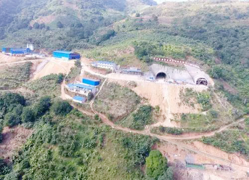 慶祝公司參建的元蔓高速稿吾卡隧道順利貫通暨公司2019年隧道開(kāi)挖總長(zhǎng)15684米。